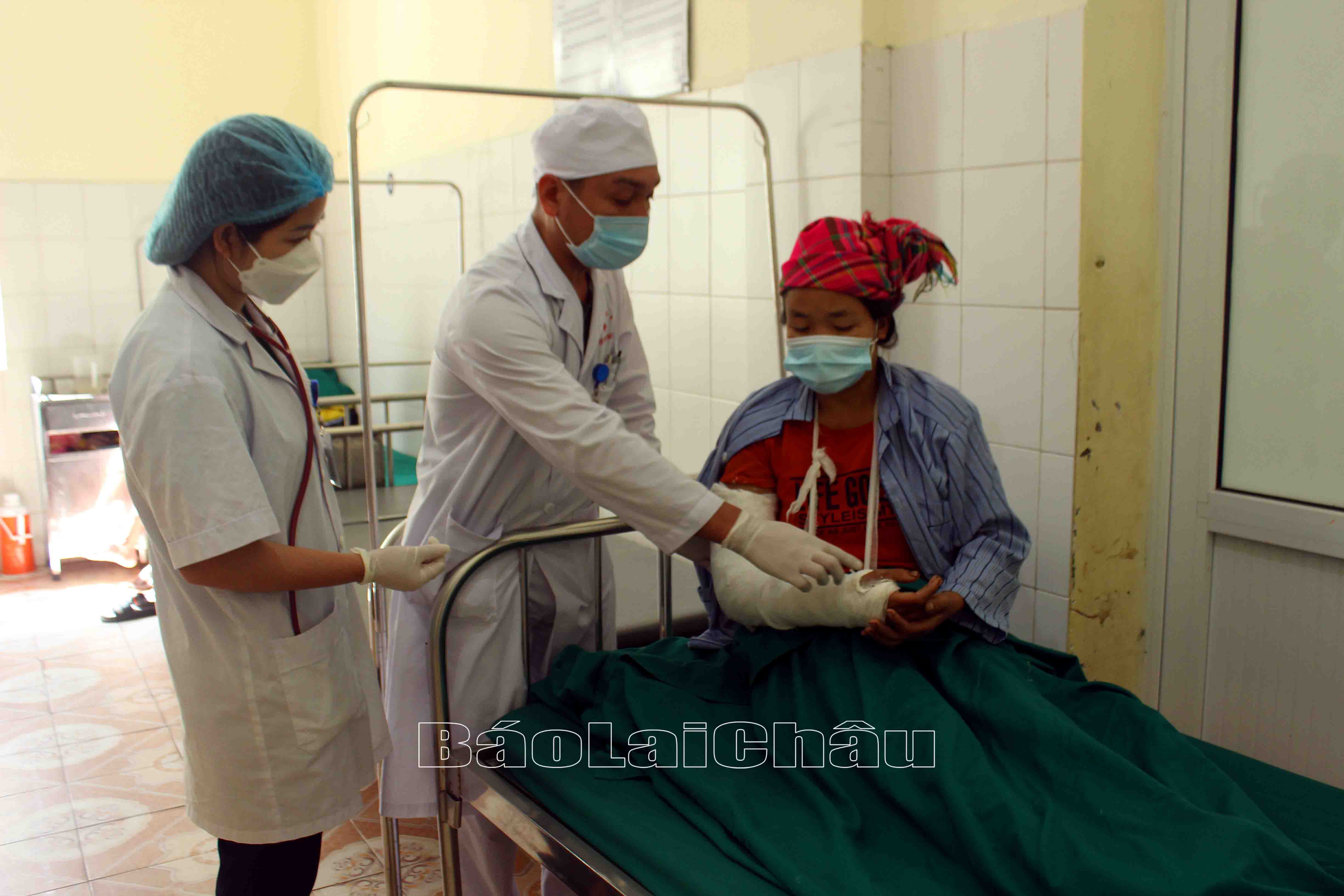 Bác sỹ Trung tâm Y tế huyện Tam Đường chấp hành tốt việc bảo hộ y tế  phòng, chống bệnh lây nhiễm chéo.